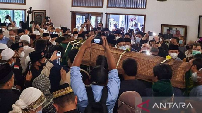 Suasana di rumah duka kediaman Fahmi Idris, Jalan Mampang Prapatan IV, Jakarta