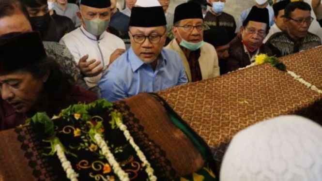 Ketua Umum PAN, Zulkifli Hasan, turut mengantarkan jenazah Fahmi Idris.