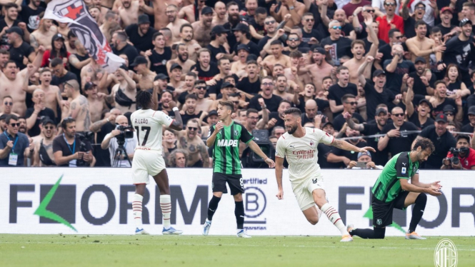 Penyerang AC Milan, Olivier Giroud merayakan gol