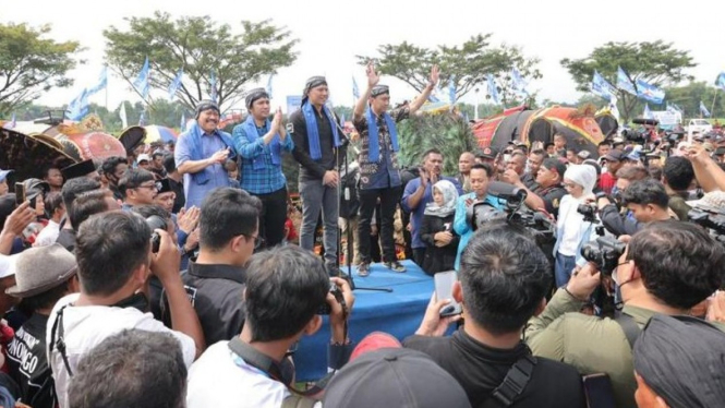 Edhi Baskoro Yudhoyono alias Ibas ditemani kakaknya, AHY ke Ponorogo, Jawa Timur