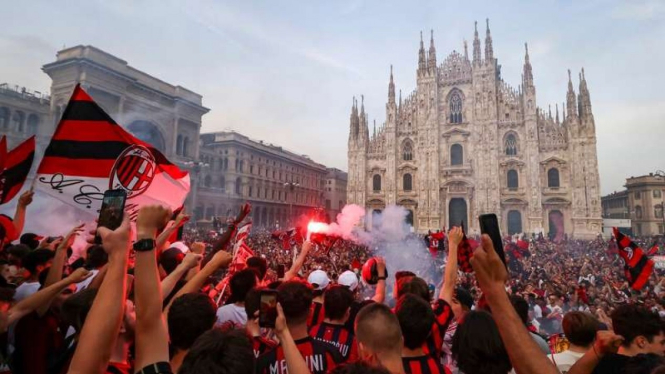 Fans AC Milan rayakan Scudetto 2021/22