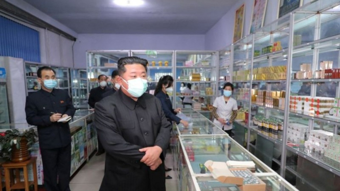 Pemimpin Korea Utara Kim Jong Un mengenakan masker di tengah wabah COVID-19 saat memeriksa apotek di Pyongyang.