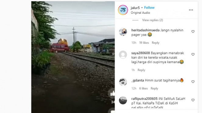 Kereta api melintas nabrak mobil.