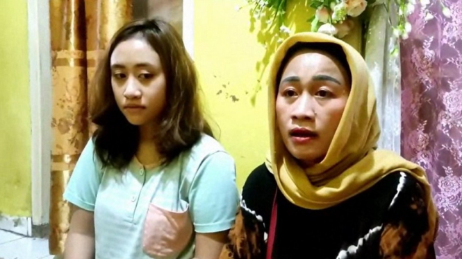 Dinda, mempelai wanita yang di atas pelaminan seorang diri didampingi ibunya