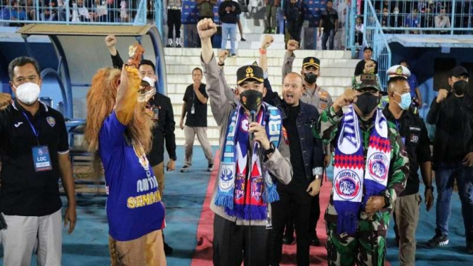 Eks Kapolres Malang AKBP Ferli Hidayat jadi warga kehormatan Aremania.