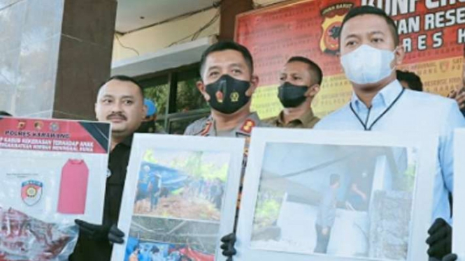 Kepala Polres Karawang AKBP Aldi Subartono (tengah) saat ekspos kasus pembunuhan yang direkayasa dengan gantung diri di Markas Polres Karawang, Senin, 23 Mei 2022.