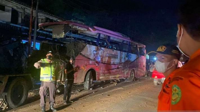 Petugas mengamankan bus yang terlibat kecelakaan di Jalan Raya Panjalu-Panumbangan, Kabupaten Ciamis, Jawa Barat.