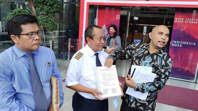 Mantan pilot Merpati membawa setumpuk bukti dugaan korupsi Dirut Merpati ke KPK