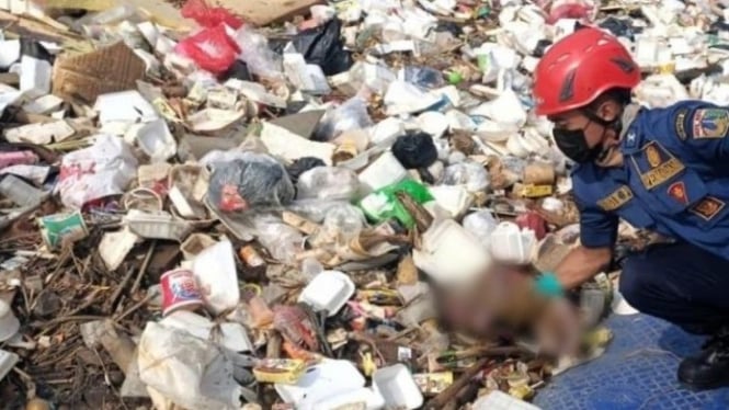 Penemuan mayat bayi di tumpukan sampah Tanah Abang.