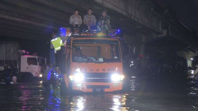 Wali Kota Semarang, Hendrar Prihadi, turun langsung untuk tangani tanggul jebol.