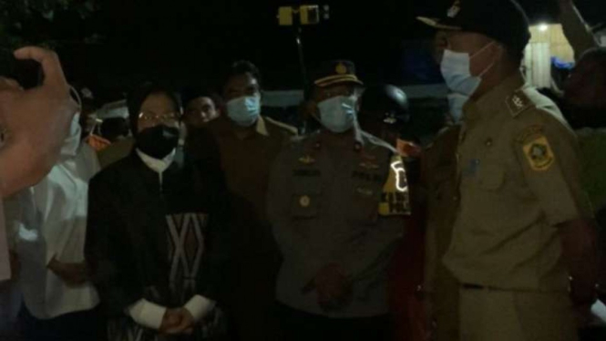 Menteri Sosial, Tri Rismaharini, mengunjungi korban longsor di Bogor.