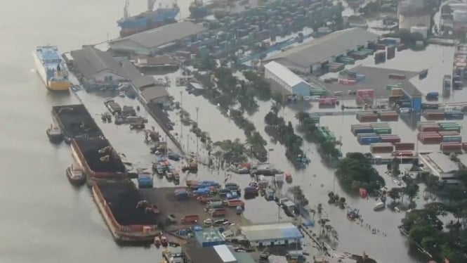 Foto udara banjir rob yang menerjang Pelabuhan Tanjung Emas Semarang