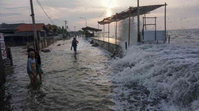 潮の洪水は、中央ジャワのペカロンガンの沿岸地域に衝突しました。