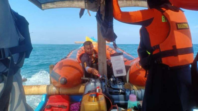 Tim SAR mencari kapal nelayan yang tenggelam di Garut, Jawa Barat.