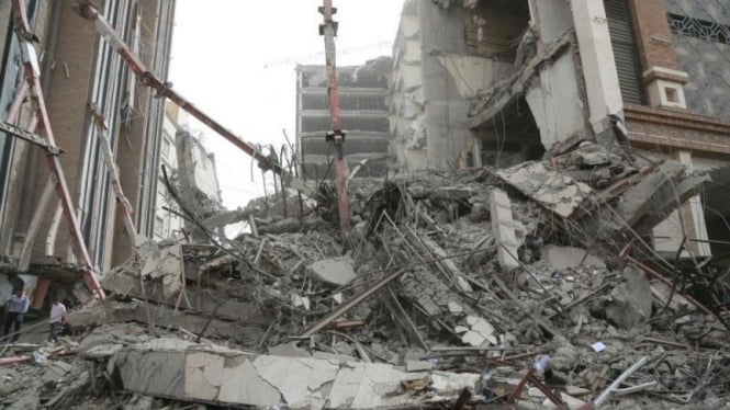 Lokasi runtuhnya gedung sepuluh lantai di Abadan, Iran, 23 Mei 2022.