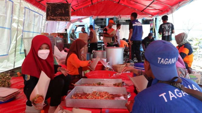Petugas kirim bantuan logistik bagi warga terdampak rob di Semarang dan Demak.