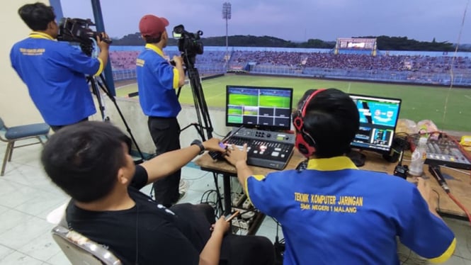 Siswa SMKN 1 Malang melakukan live streaming laga uji coba Arema FC Vs PSIS