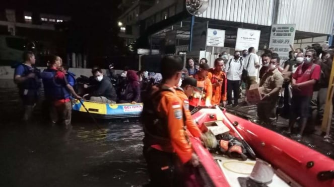 Tim SAR gabungan evakuasi korban banjir rob di Semarang, Jateng.