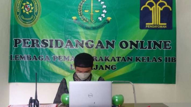 Terdakwa penendang sesajen Gunung Semeru mengikuti sidang lanjutan dengan agenda tuntutan secara virtual dari Lapas Kelas II-B Lumajang, Jawa Timur, Selasa, 24 Mei 2022.