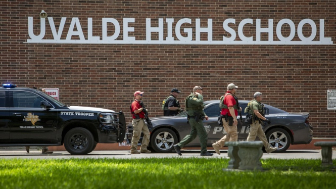 Aparat bersenjata berjaga pasca penembakan di sekolah dasar Texas, AS
