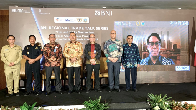 Direktur Treasury dan Internasional BNI Henry Panjaitan bersama para panelis dalam acara  Regional Trade Talk Series - Wilayah Medan, Selasa (24/5/2022).