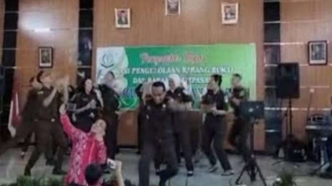 Viral video oknum jaksa diduga melakukan saweran di Kejari Lahat