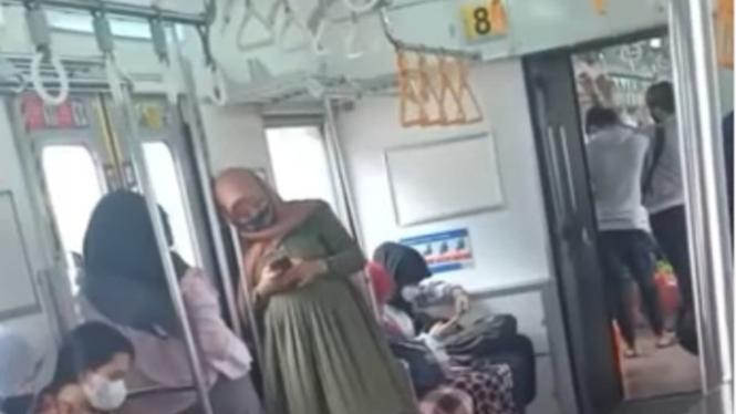 Viral Mama Muda Hamil Tidak Diberi Tempat Duduk di Kereta Api
