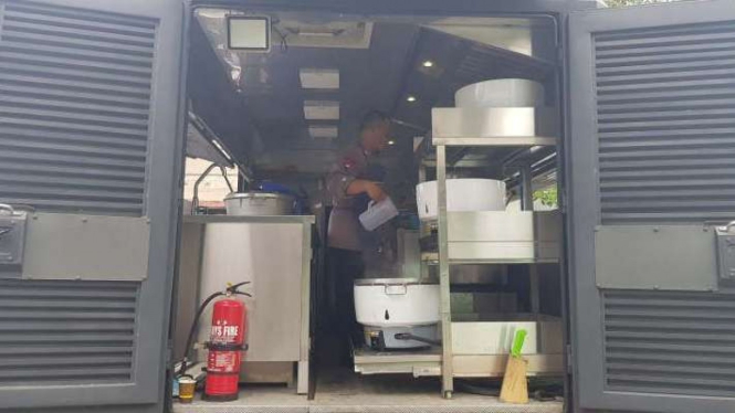 Petugas Brimob Polda Jawa Tengah menyiapkan bahan makanan bagi warga korban banjir rob di Semarang di dapur umum yang berada di Kecamatan Semarang Utara, Rabu, 25 Mei 2022.