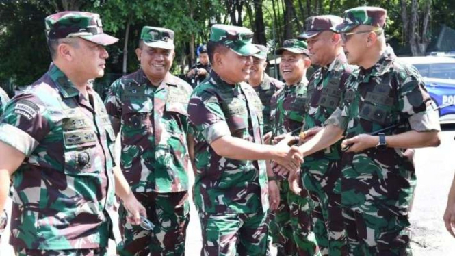 Kepala Staf Angkatan Darat Jenderal TNI Dudung Abdurachman saat melakukan kunjungan ke Kodam V/Brawijaya, Surabaya, Sabtu, 21 Mei 2022.