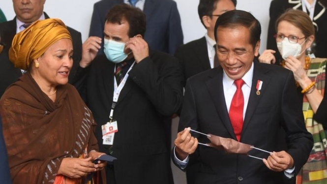 Presiden Joko Widodo (kanan) berbincang dengan Deputi Sekjen PBB Amina Mohammed (kiri) sebelum upacara pembukaan Global Platform for Disaster Risk Reduction (GPDRR) 2022 di Nusa Dua, Bali, Rabu (25/5/2022).