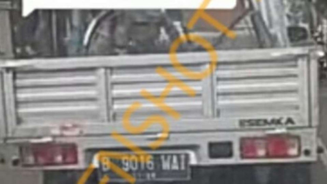 Tangkapan layar (screeshot) sebuah video di media sosial Facebook yang memperlihatkan tampak belakang mobil pikap Esemka dengan plat nomor kendaraan B 9016 WAI yang diklaim menyerupai kata “goib”.