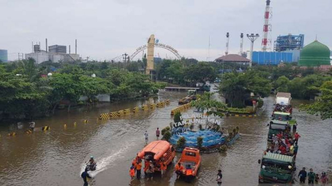 Situasi akses masuk utama Pelabuhan Tanjung Emas Semarang, Jawa Tengah, Rabu, 25 Mei 2022, yang masih digenangi banjir rob.