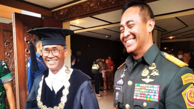 Panglima TNI Jenderal Andika Perkasa didampingi Mantan Rektor UGM Panut Mulyono