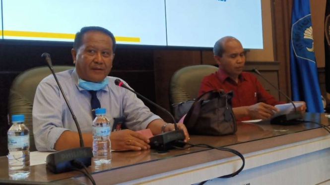 Wakil Rektor III Universitas Brawijaya, Abdul Hakim, saat memberikan keterangan pers tentang penangkapan seorang mahasiswa kampus itu oleh Densus 88 Antiteror Polri di Malang, Rabu, 25 Mei 2022.