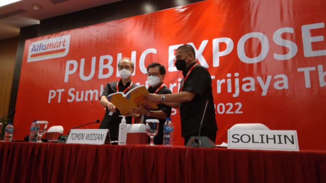 Public Expose PT Sumber Alfaria Trijaya Tbk (AMRT) setelah menggelar Rapat Umum Pemegang Saham (RUPS).