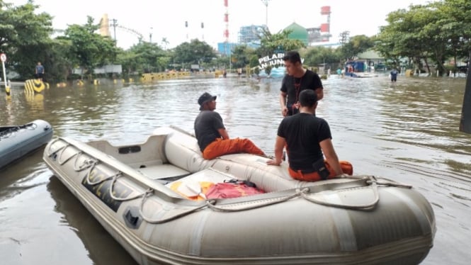 Petugas SAR siaga di pintu pelabuhan Tanjung Emas