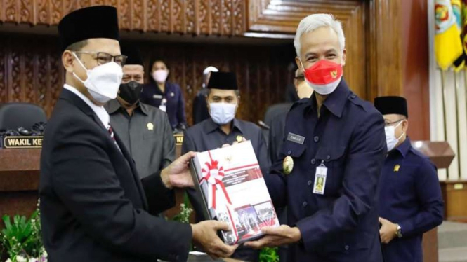 Gubernur Jawa Tengah Ganjar Pranowo menerima LKPD tahun 2021