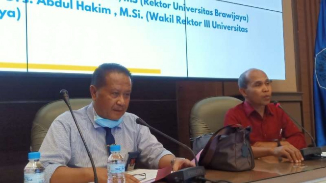 Wakil Rektor III UB, Abdul Hakim saat memberikan keterangan pers