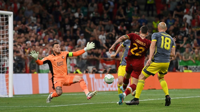 Proses terjadinya gol AS Roma ke gawang Feyenoord oleh Nicolo Zaniolo