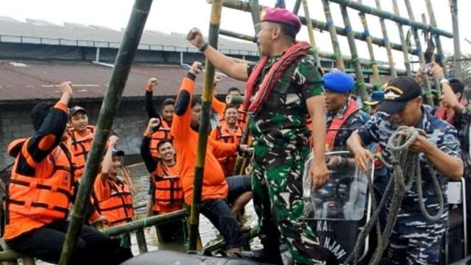 Danlanal Semarang Kerahkan Prajurit tutup tanggul rob jebol.