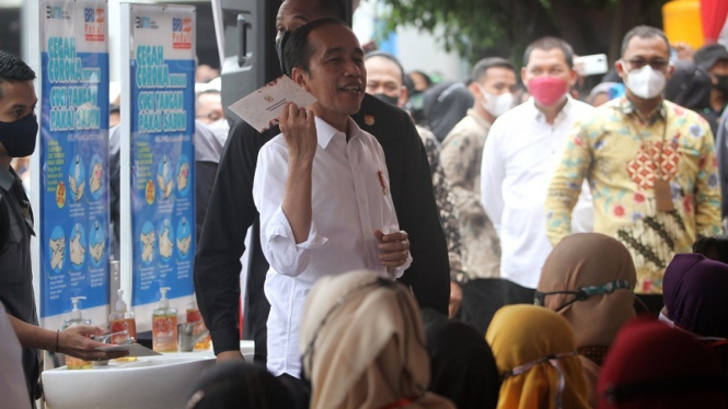 Presiden Jokowi saat blusukan ke Pasar di Solo