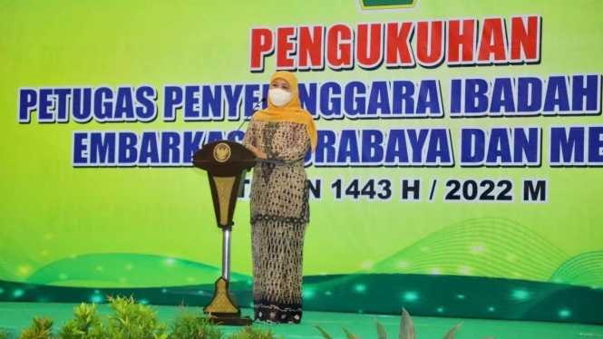 Gubernur Jawa Timur Khofifah Indar Parawansa saat pengukuhan PPIH Embarkasi Surabaya di Asrama Haji Surabaya, Rabu malam, 26 Mei 2022.