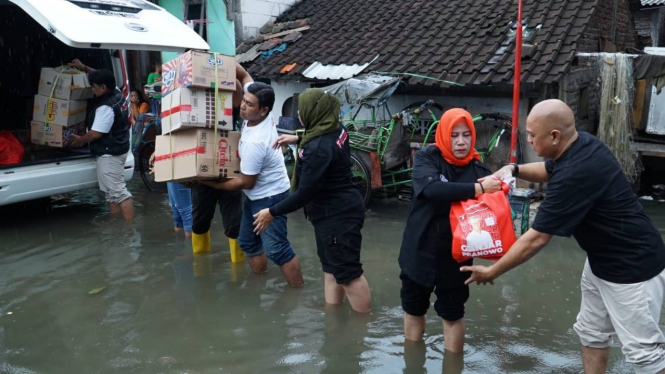 Relawan Sahabat Ganjar beri bantuan ke warga terdampak rob banjir.