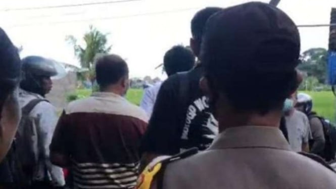 Warga berkerumun melihat aparat menangkap seorang pria yang dilaporkan melakukan pelecehan seksual terhadap seorang gadis cilik siswi sekolah dasar di Kabupaten Badung, Bali, Kamis, 26 Mei 2022.