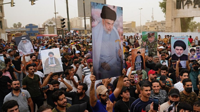 Warga Irak merayakan disahkannya undang-undang larangan kerja sama dengan Israel.