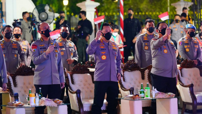 Kapolri Jenderal Listyo Sigit Prabowo resmi menutup kegiatan festival musik jalanan dalam rangka memperingati Hari Ulang Tahun (HUT) Bhayangkara ke-76 di museum Benteng Vrederburgh, DIY.