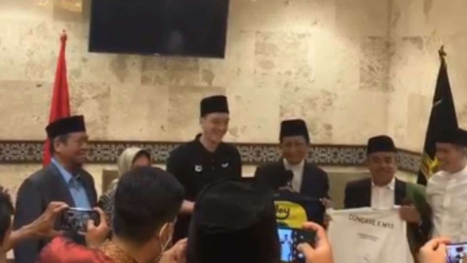 Momen Mesut Ozil Melaksanakan Sholat Jumat di Masjid Istiqlal