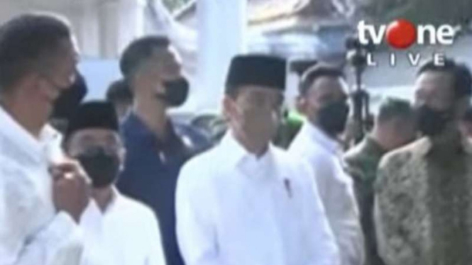 Presiden Jokowi mengantarkan jenazah Buya Syafii Maarif hingga ambulans