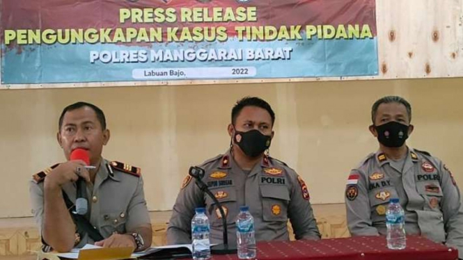 Kepala Satuan Reserse Kriminal Polres Manggarai Barat AKP Ridwan (kiri) memberikan keterangan pers tentang dugaan penganiayaan oleh seorang anggota DPR Benny K Harman di Labuan Bajo, NTT, Jumat, 27 Mei 2022.