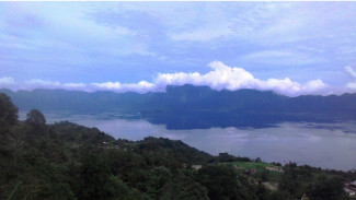 Temukan Panorama Serba Hijau dan Biru di Danau Maninjau